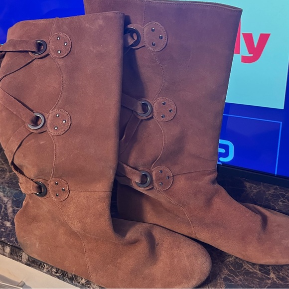 Michelle D, Stylish Brown Suede Boots - Picture 4 of 5